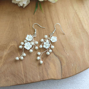 Boucles d'oreilles pendantes sur crochet avec 2 fleurs blanches en porcelaine froide et perles nacrées pour mariage romantique, bohème ou champêtre-chic