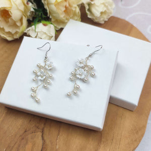 Boucles d'oreilles pendantes sur crochet avec 2 fleurs blanches en porcelaine froide et perles nacrées pour mariage romantique, bohème ou champêtre-chic