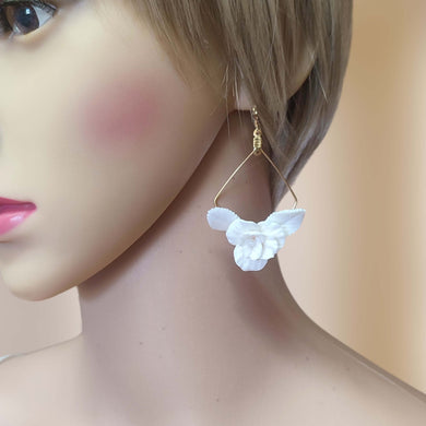 Boucles d'oreilles pendantes avec une fleur et deux feuilles blanches en porcelaine froide pour mariage romantique bohème ou champêtre chic