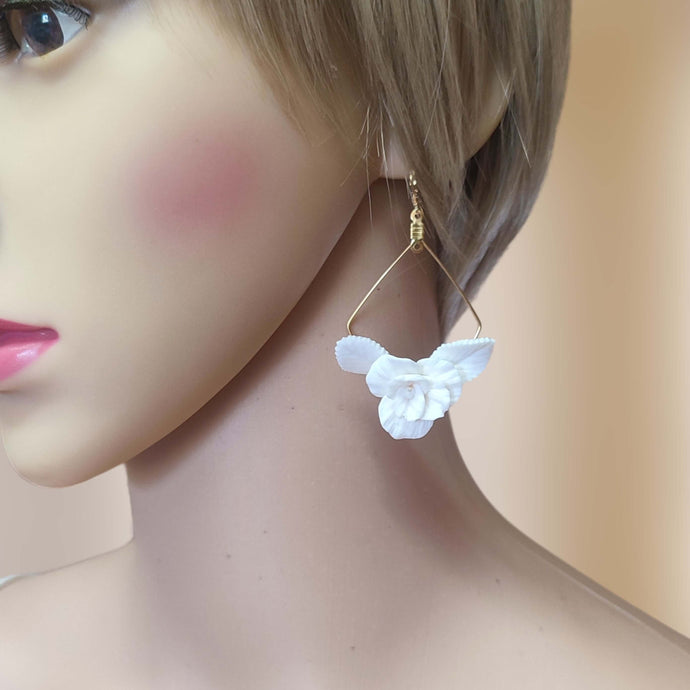 Boucles d'oreilles pendantes avec une fleur et deux feuilles blanches en porcelaine froide pour mariage romantique bohème ou champêtre chic