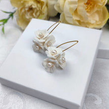 Charger l&#39;image dans la galerie, boucles d&#39;oreilles de mariage avec trio de fleurs en porcelaine froide au cœur de perles naturelles sur crochet doré 