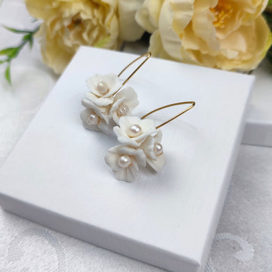 boucles d'oreilles de mariage avec trio de fleurs en porcelaine froide au cœur de perles naturelles sur crochet doré 