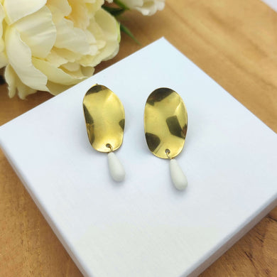 Boucles  d'oreilles à clou avec pendentif doré et perle en porcelaine blanche pour mariage ou soirée 