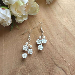 Boucles d'oreilles pendantes avec petites fleurs blanches et perles nacrées pour mariage romantique bohème ou champêtre-chic