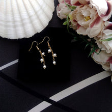 Charger l&#39;image dans la galerie, Boucles d&#39;oreilles en perles naturelles d&#39;eau douce sur chaînette dorée, Bijou de mariage romantique ou de soirée