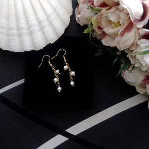 Boucles d'oreilles en perles naturelles d'eau douce sur chaînette dorée, Bijou de mariage romantique ou de soirée