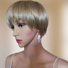 Charger l&#39;image dans la galerie, Boucles d&#39;oreille de mariage en porcelaine froide avec petites fleurs et étamines blanches
