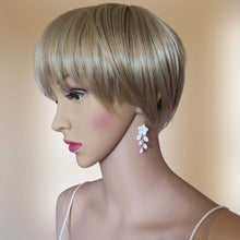 Charger l&#39;image dans la galerie, Boucles d&#39;oreille de mariage en porcelaine froide avec petites fleurs et étamines blanches
