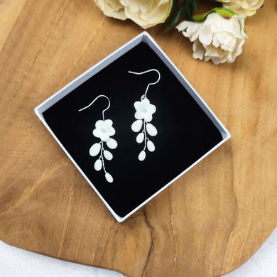 Boucles d'oreille de mariage en porcelaine froide avec petites fleurs et étamines blanches