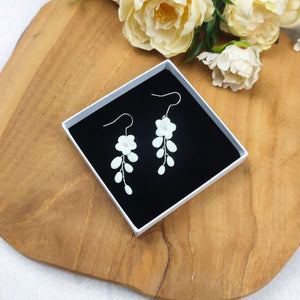 Boucles d'oreille de mariage en porcelaine froide avec petites fleurs et étamines blanches