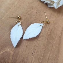 Charger l&#39;image dans la galerie, boucles d oreilles feuille blanches en porcelaine froide pour mariage ou d&#39;autres occasions 