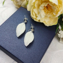 Charger l&#39;image dans la galerie, boucles d oreilles feuille blanches en porcelaine froide pour mariage ou d&#39;autres occasions 