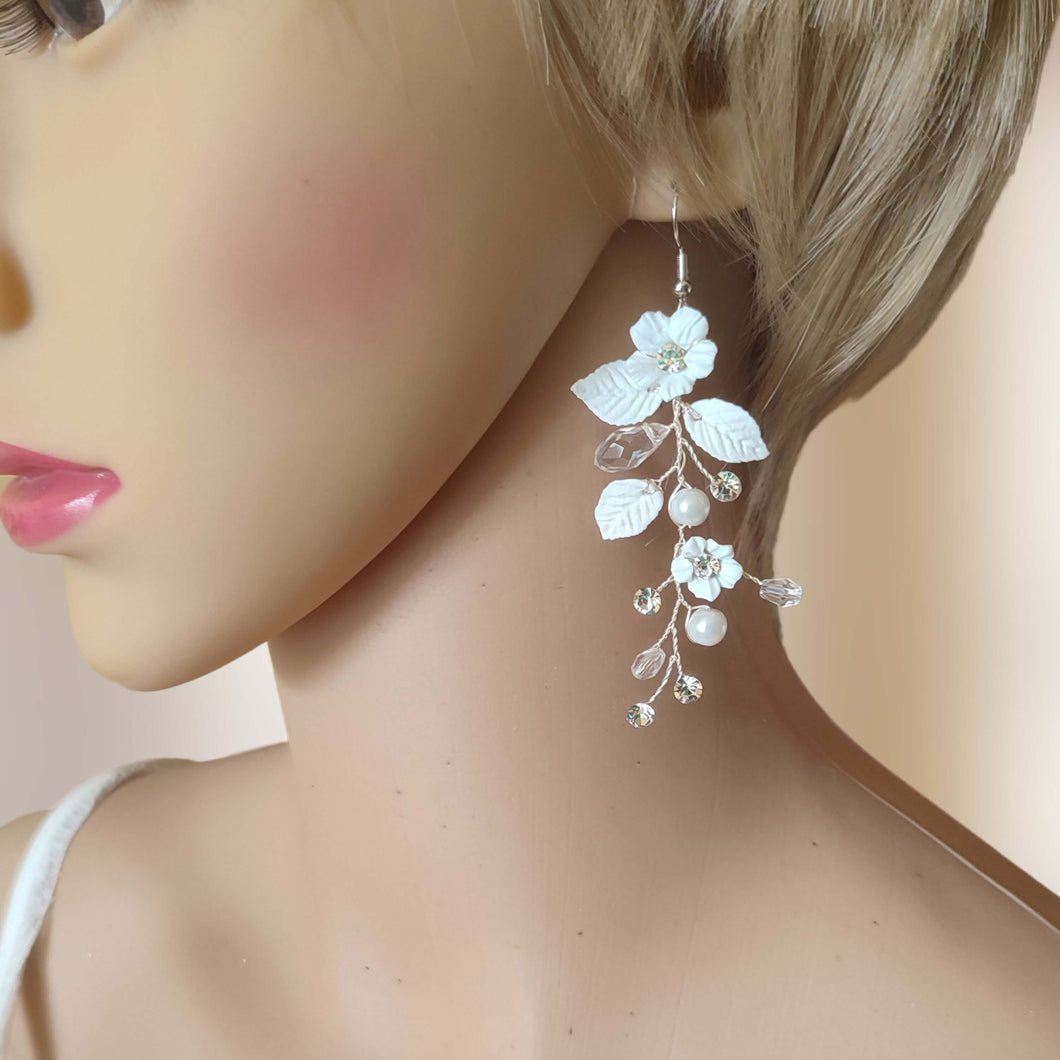Grandes boucles d'oreilles pendantes style floral avec perles, cristal et fleurs et feuilles blanches pour mariage bohème ou champêtre chic