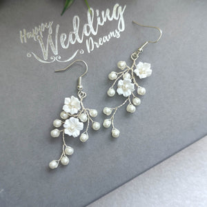 Boucles d'oreilles pendantes sur crochet avec 2 fleurs blanches en porcelaine froide et perles nacrées pour mariage romantique, bohème ou champêtre-chic