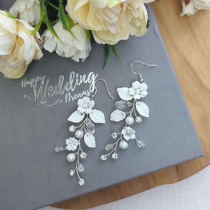 Grandes boucles d'oreilles pendantes style floral avec perles, cristal et fleurs et feuilles blanches pour mariage bohème ou champêtre chic
