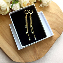 Charger l&#39;image dans la galerie, Boucles d&#39;oreilles pendantes avec 3 perles accrochées sur 3 chaînettes dorées de différentes longueurs pour mariage bohème ou soirée