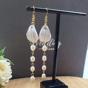 Boucles d'oreilles pendantes avec une feuille blanche en porcelaine froide et longue chaîne de 4 perles naturelles d'eau douce pour mariage romantique, bohème, gitan