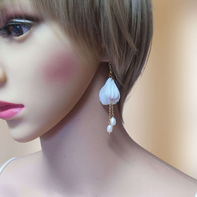 Boucles d'oreilles pendantes avec deux feuilles blanches en porcelaine froide et deux perles d'eau douce sur fine chaînette dorée pour mariage romantique, bohème ou gitan