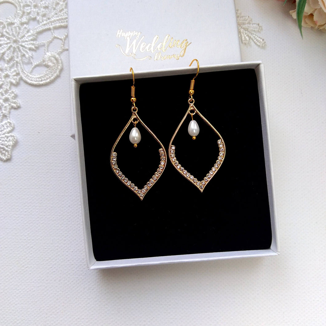 Boucles d'oreilles pendantes grande goutte dorée avec demi-bordure de strass et perle nacrée en forme de goutte à l'intérieur pour mariage chic