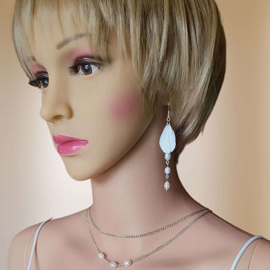 Boucles d'oreilles pendantes avec une feuille blanche en porcelaine froide et longue chaîne de 3 perles naturelles d'eau douce pour mariage romantique, bohème, gypsy