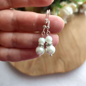 Boucles d'oreilles classiques argentées pendantes sur crochet avec perles et strass pour mariage ou toute occasion formelle