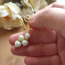 Charger l&#39;image dans la galerie, Boucles d&#39;oreilles classiques dorées pendantes sur crochet avec perles et strass pour mariage ou toute occasion formelle