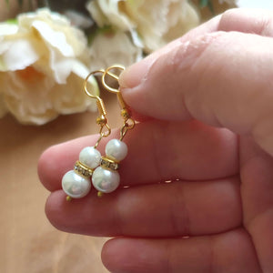 Boucles d'oreilles classiques dorées pendantes sur crochet avec perles et strass pour mariage ou toute occasion formelle
