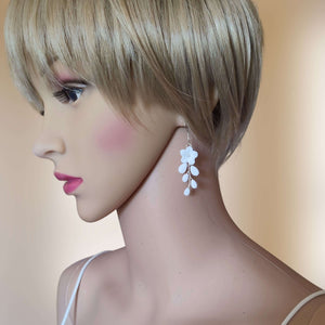 Boucles d'oreille de mariage en porcelaine froide avec petites fleurs et étamines blanches