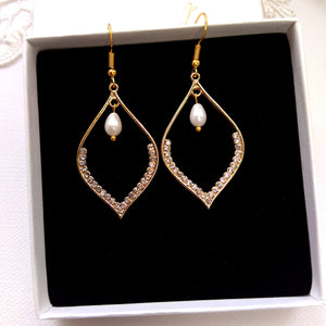 Boucles d'oreilles pendantes grande goutte dorée avec demi-bordure de strass et perle nacrée en forme de goutte à l'intérieur pour mariage chic
