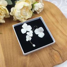 Charger l&#39;image dans la galerie, Boucles d&#39;oreilles asymétriques avec fleurs et feuilles blanches en porcelaine froide pour mariage romantique