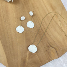 Charger l'image dans la galerie, Boucles d’oreilles Cara en porcelaine blanche avec collier assorti sur fond bois.