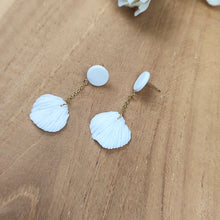 Charger l'image dans la galerie, Boucles d’oreilles mariage Cara en porcelaine blanche, feuilles texturées sur fond bois.