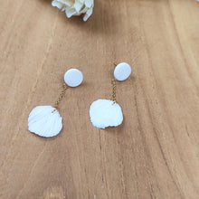 Charger l'image dans la galerie, Boucles d’oreilles Cara en porcelaine blanche sur fond bois, feuilles sculptées pour mariage.