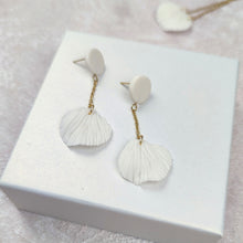 Charger l'image dans la galerie, Boucles d’oreilles Cara en porcelaine blanche présentées sur boîte blanche élégante.