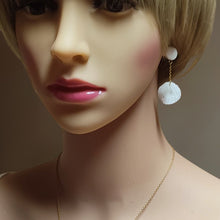 Charger l'image dans la galerie, Boucles d’oreilles mariage Cara portées sur mannequin, feuilles en porcelaine blanche