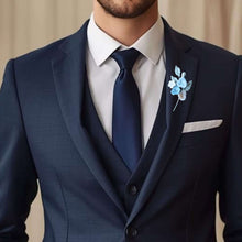 Charger l'image dans la galerie, Boutonnière mariage en fleurs de porcelaine bleues et ivoire portée sur costume, accessoire assorti