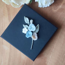 Charger l'image dans la galerie, Boutonnière florale en porcelaine bleue et ivoire, accessoire mariage fait main assorti aux bijoux de cheveux