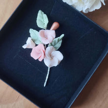 Charger l'image dans la galerie, Boutonnière Rosalia en fleurs roses et feuilles vertes, accessoire floral fait main pour mariage