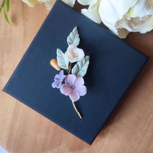 Charger l'image dans la galerie, Boutonnière Violeta en fleurs violettes, accessoire floral pour marié