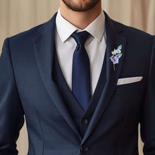 Charger l'image dans la galerie, Boutonnière Violeta portée sur costume, accessoire floral élégant pour mariage