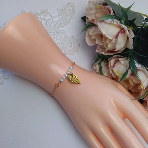 Bracelet fin en perles nacrées et 1 feuille pour mariage bohème ou champêtre chic
