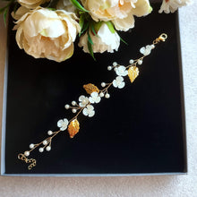 Charger l&#39;image dans la galerie, Bracelet floral vigne de perles, feuilles dorées et fleurs pour mariage champêtre ou bohème