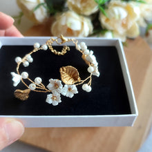 Charger l&#39;image dans la galerie, Bracelet floral de mariage avec perles nacrées, feuilles dorées et fleurs blanches en argile polymère