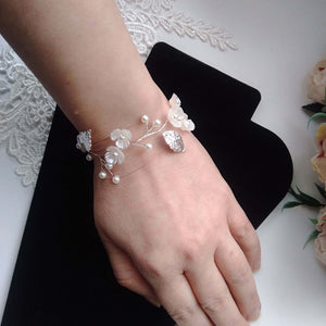 Bracelet floral vigne de perles, feuilles argentées et fleurs pour mariage champêtre ou bohème