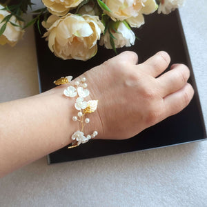 Bracelet floral vigne de perles, feuilles dorées et fleurs pour mariage champêtre ou bohème