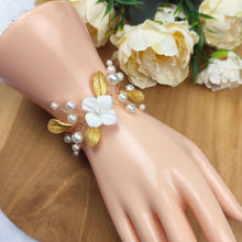 Charger l&#39;image dans la galerie, Bracelet floral de mariage avec perles nacrées de haut lustre, fleur blanche et feuilles dorées en porcelaine froide