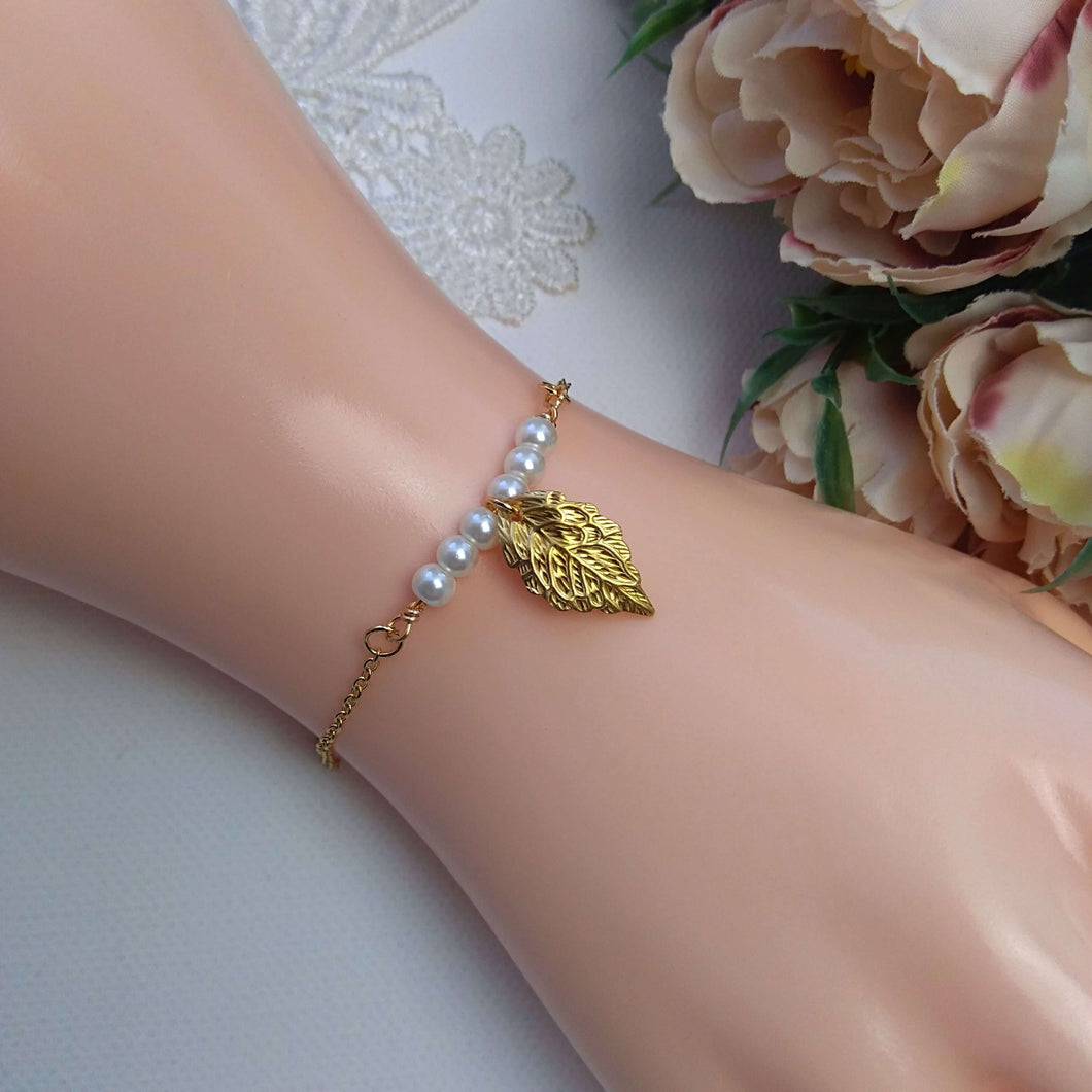Bracelet en perles nacrées et 1 feuille sur fine chaînette pour mariage bohème ou champêtre chic