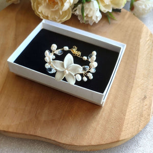 Bracelet floral de mariage avec perles naturelles d'eau douce, cristaux transparents et fleur blanche en porcelaine froide pour mariage romantique champêtre-chic