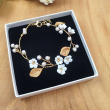 Charger l&#39;image dans la galerie, Bracelet floral de mariage champêtre chic avec fleurs blanches et feuilles dorées en porcelaine froide et perles nacrées