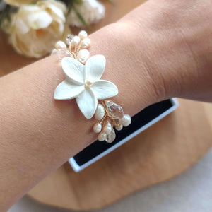 Bracelet floral de mariage avec perles naturelles d'eau douce, cristaux transparents et fleur blanche en porcelaine froide pour mariage romantique champêtre-chic